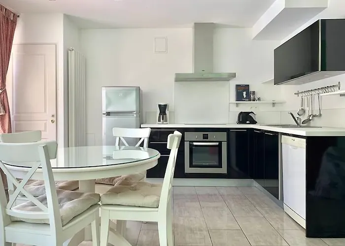 Maison De Ville Confortable Avec Piscine