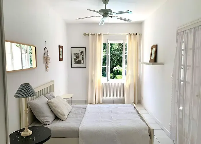 Maison De Ville Confortable Avec Piscine